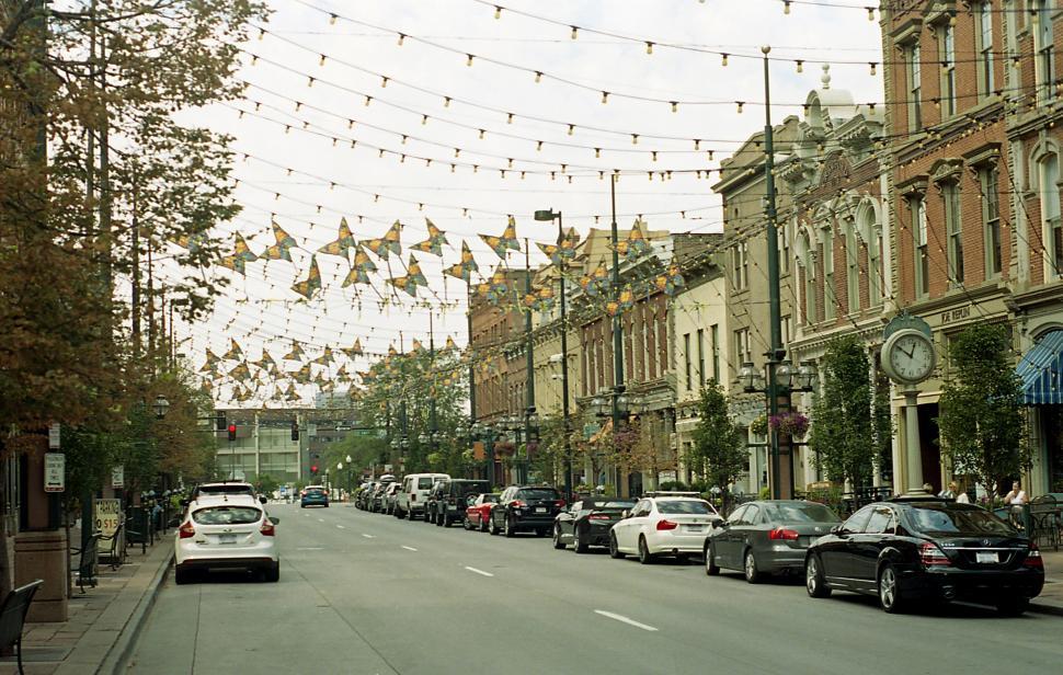 Free Image of Street with garlands and cars 