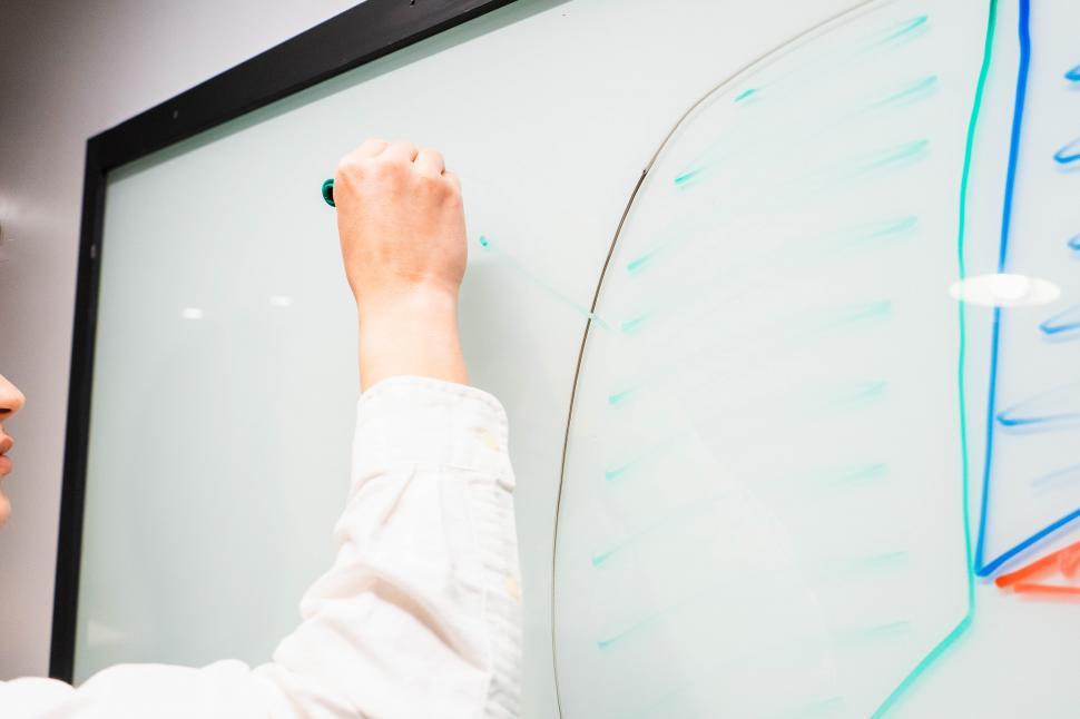 Free Image of Businessman making a diagram on whiteboard 