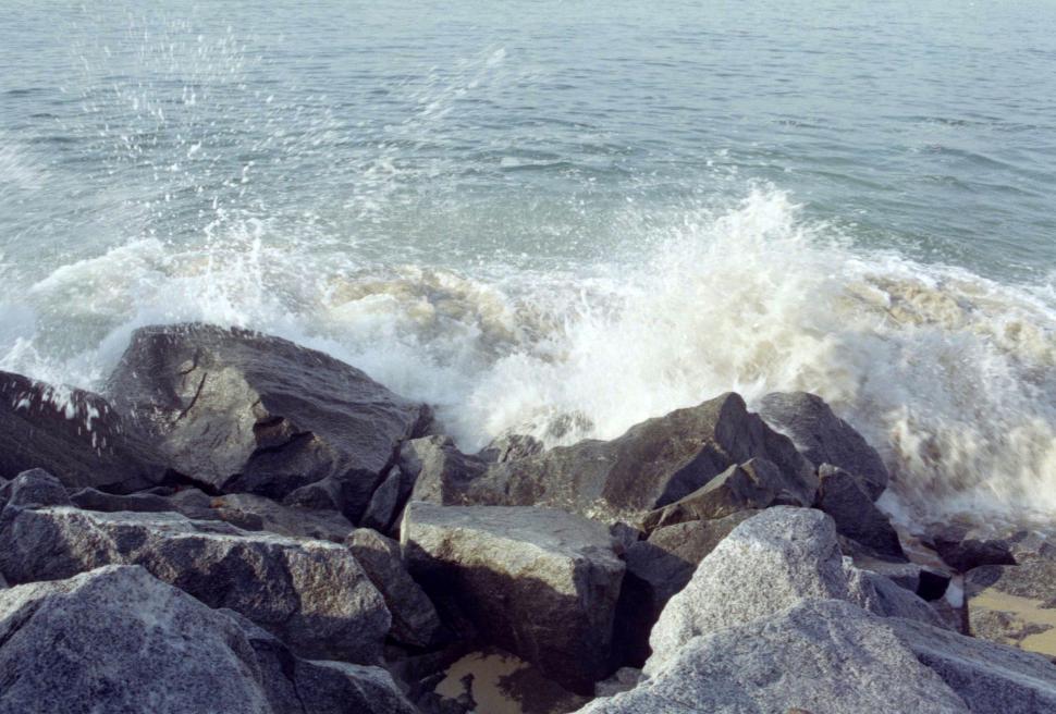 Free Image of Rocky shoreline with waves 