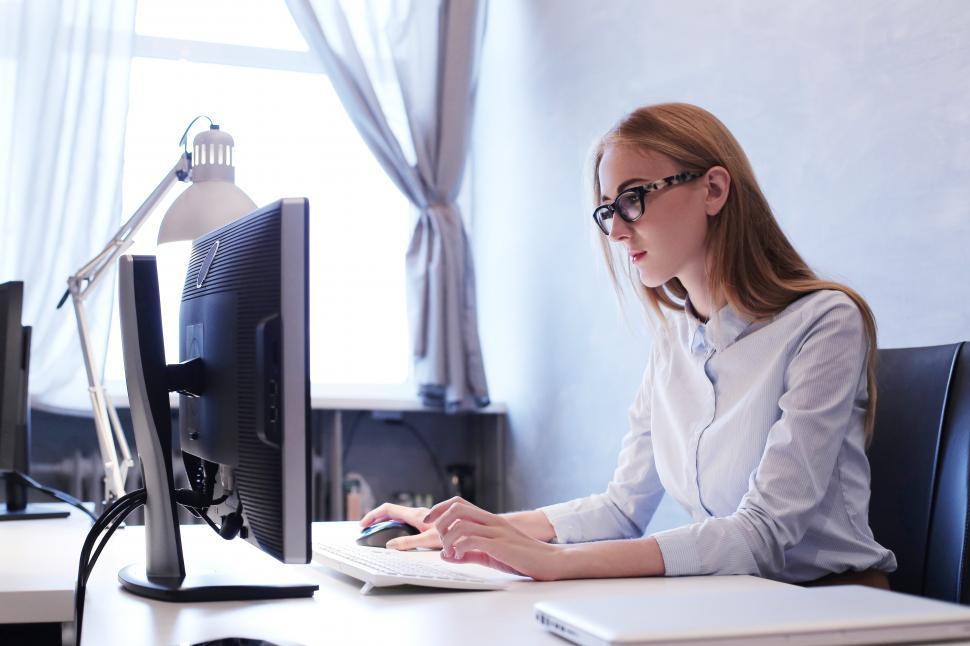 Free Image of Business woman working at a desk 