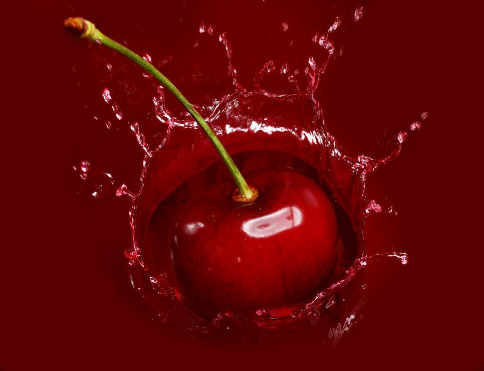 Free Image of Cherry splash - fruit falling into juice making big splash 