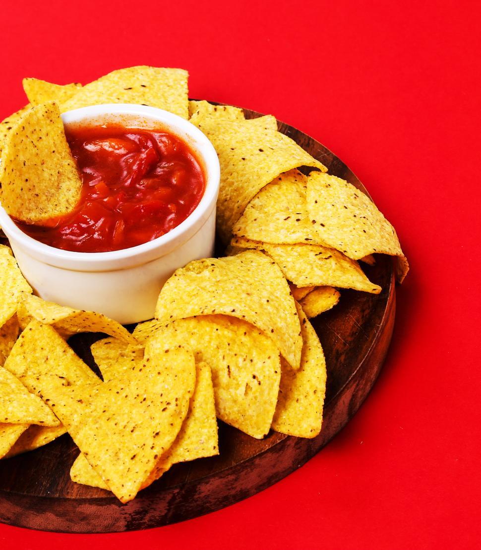 Free Image of Platter of tortilla chips and salsa 