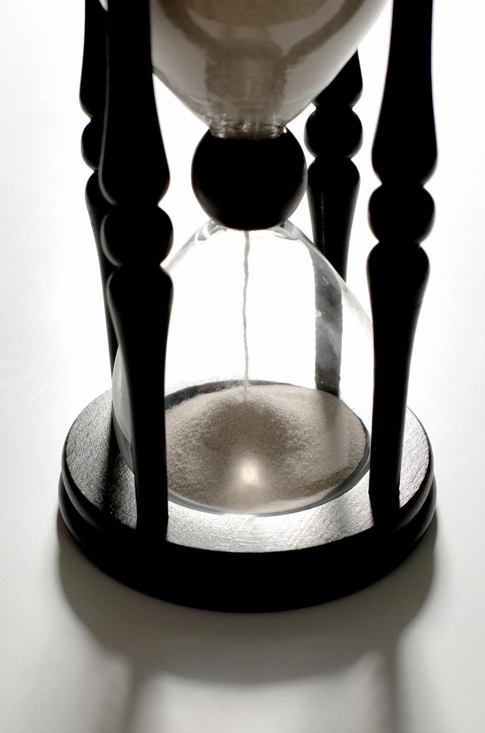 Free Image of Hourglass with sand falling 