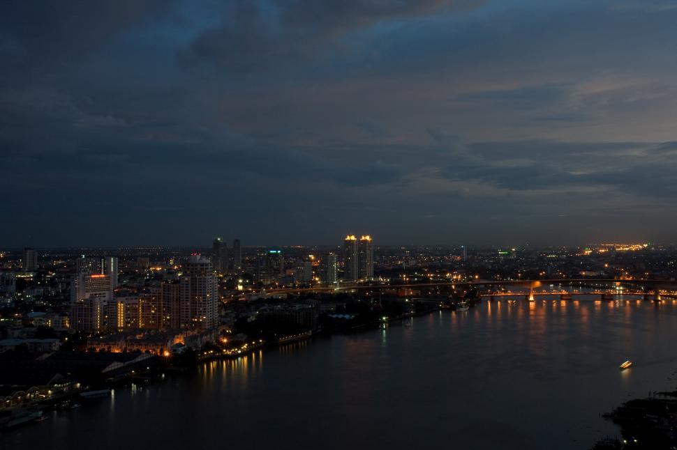 Free Image of River City at night 