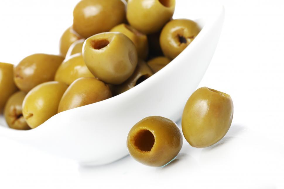 Free Image of Green olives in a bowl 