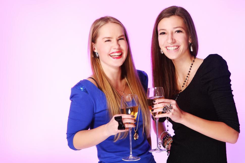 Free Image of Two cheerful girlfriends with colorful cocktails 