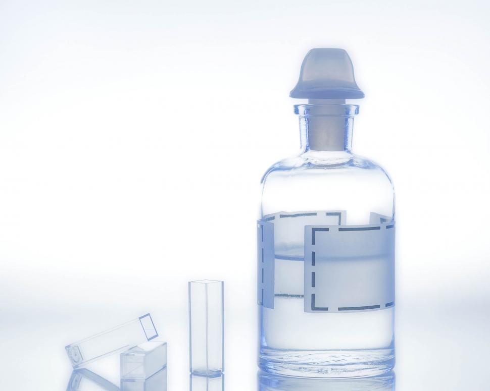 Free Image of Cuvettes and a reagent bottle 