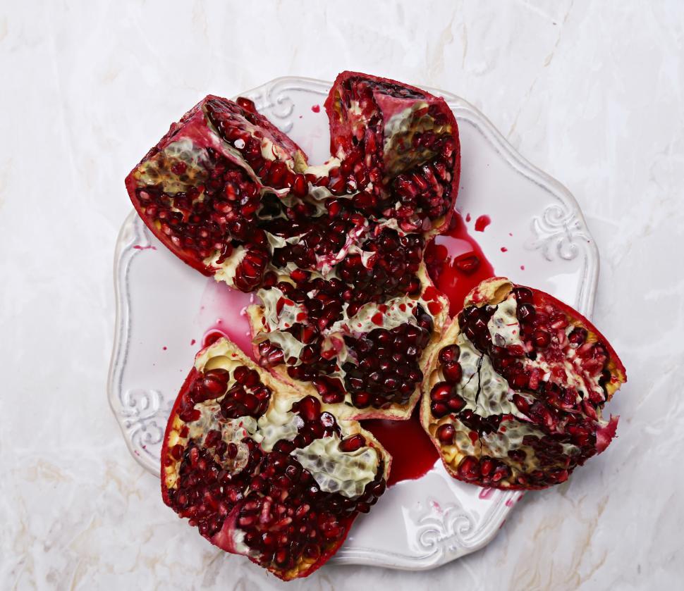 Free Image of Delicious pomegranate split to expose seeds 