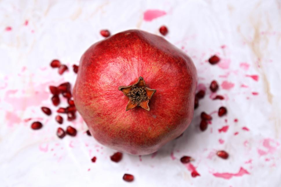 Free Image of Whole delicious pomegranate and seeds 