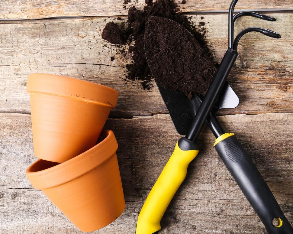 Free Image of Gardening supplies - pots and tools 