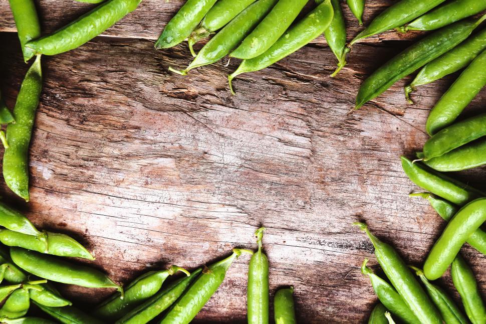 Free Image of Frame of Natural pea pods with copyspace 