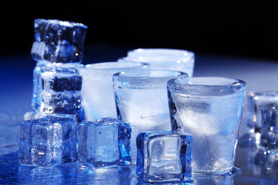 Free Image of Frozen ice glasses with cold clear alcohol drink 