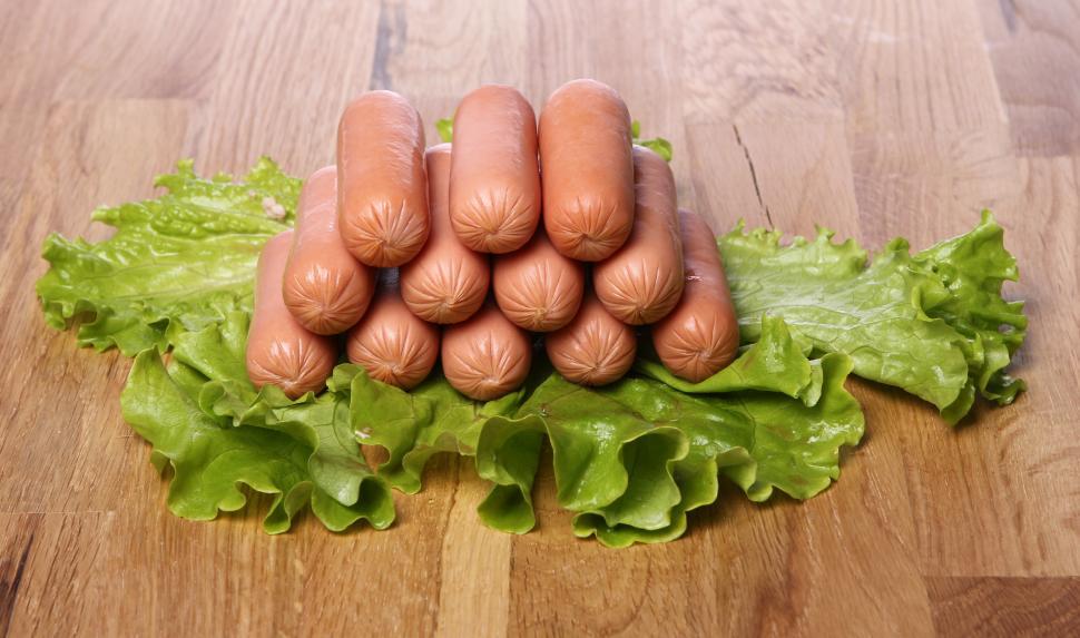 Free Image of Fresh sausages in a stack on lettuce 