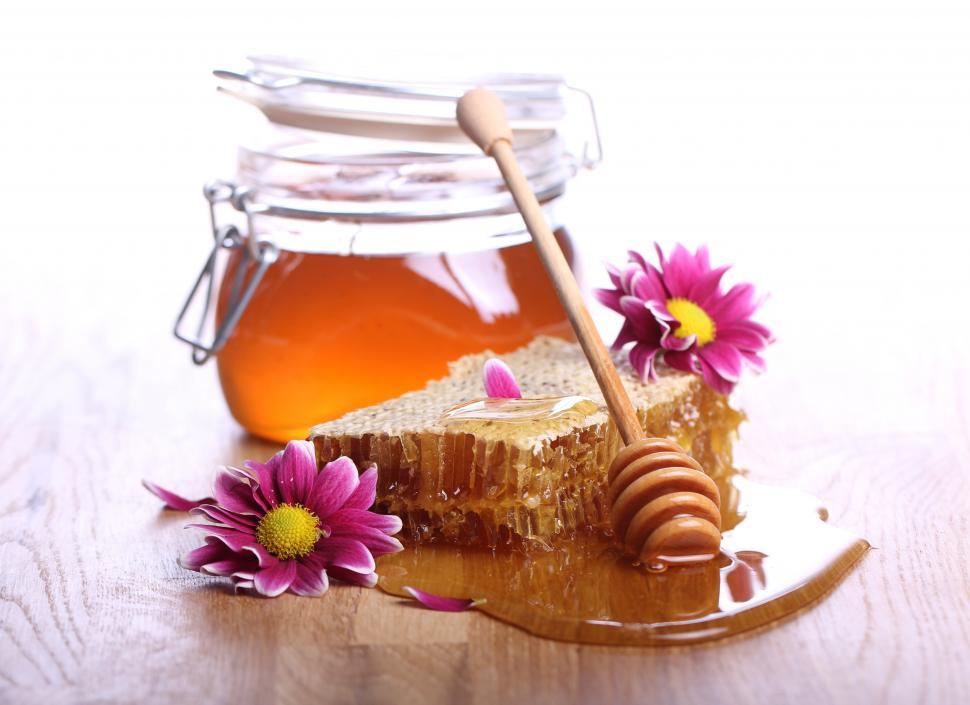 Free Image of Honey jar, comb and dipper with pool of honey 