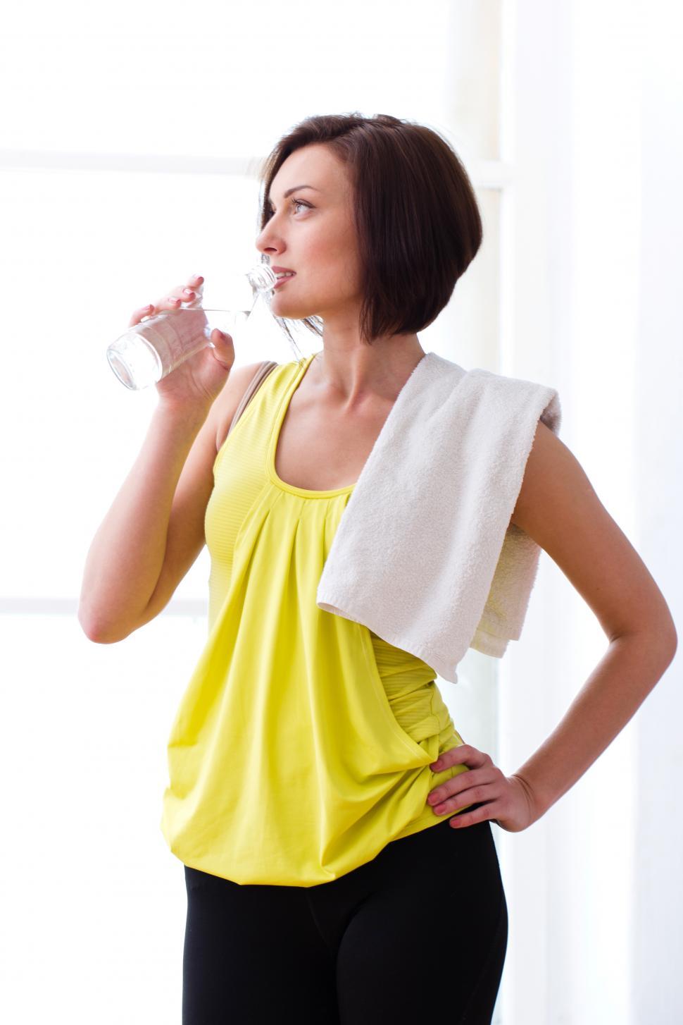 Free Image of Woman drinking water after fitness workout 
