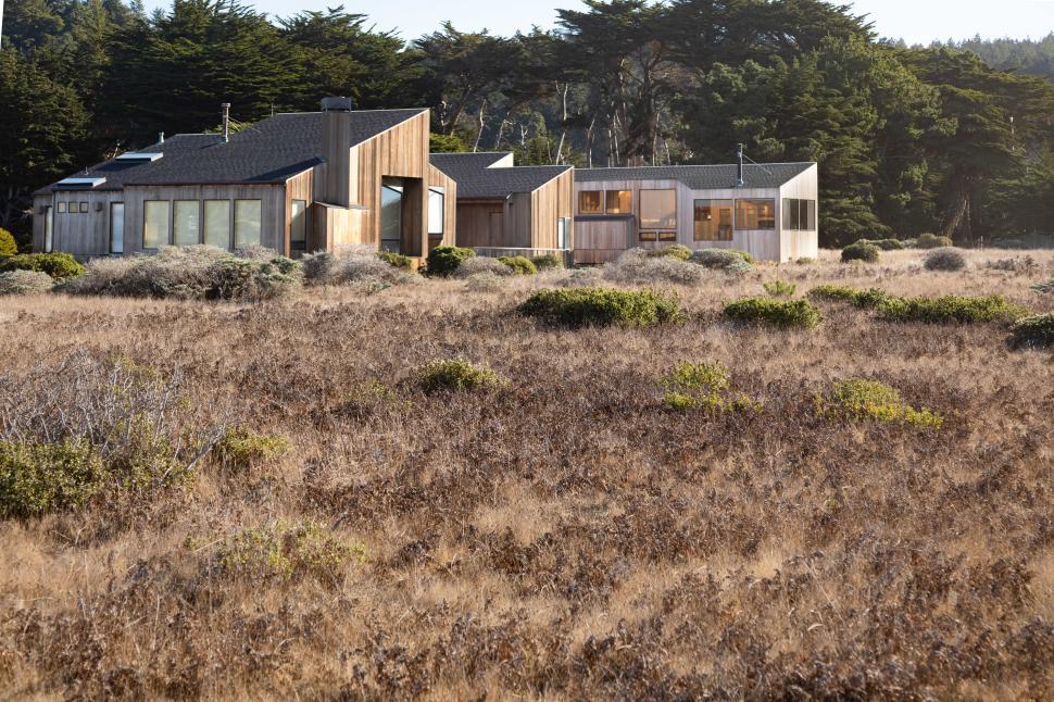 Free Image of Modern Beach House near the Shoreline 