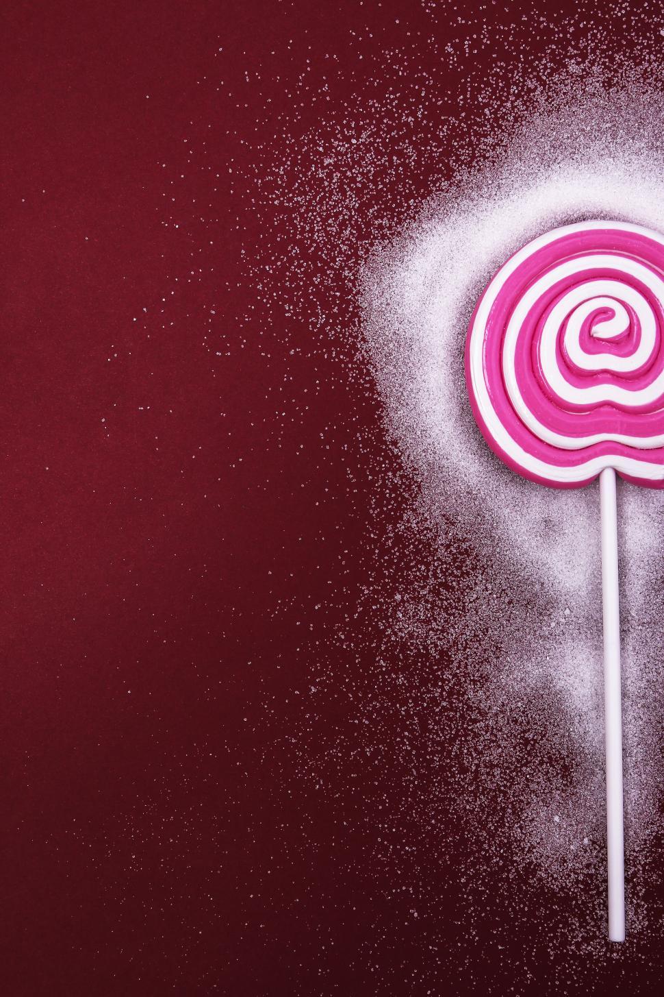 Free Image of Delicious lollipop with sugar halo glow 