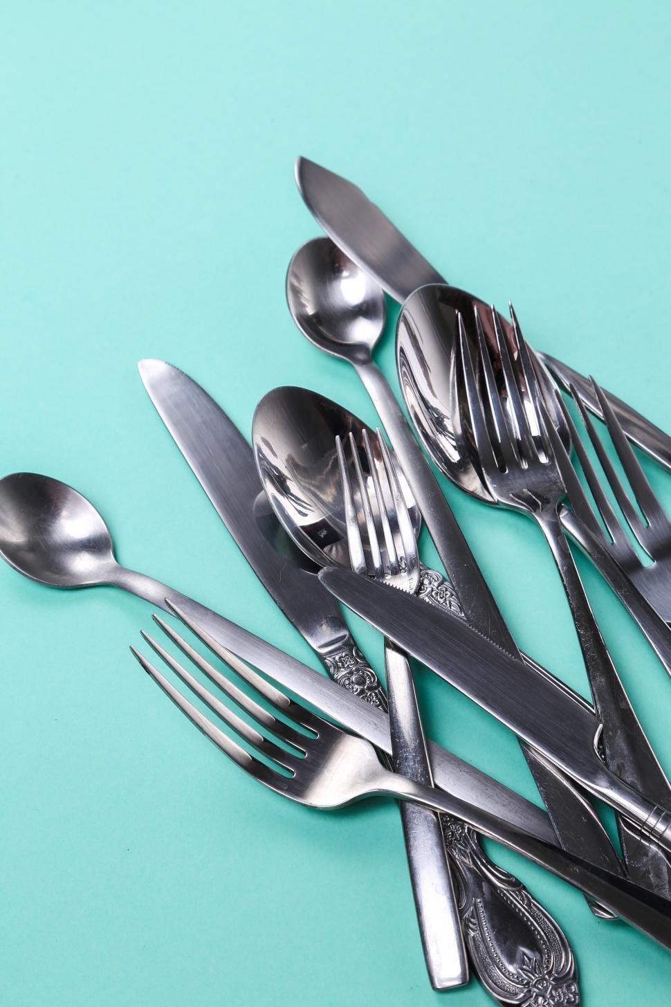 Free Image of Kitchen utensils on pastel background 