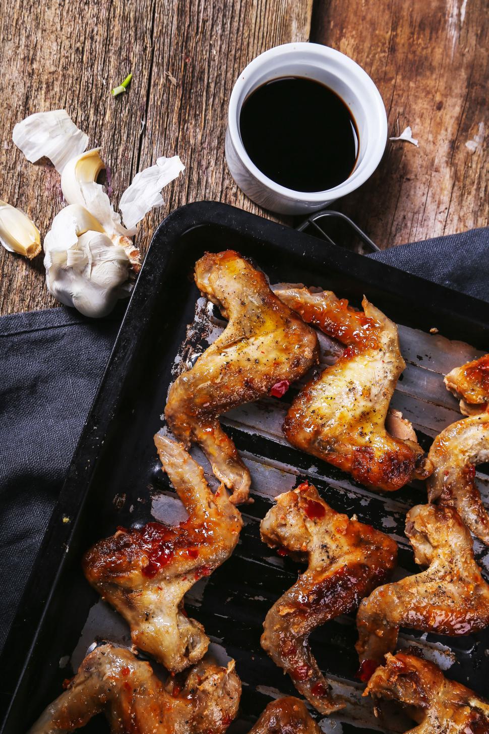Free Image of Roasted chicken wings with sauce 