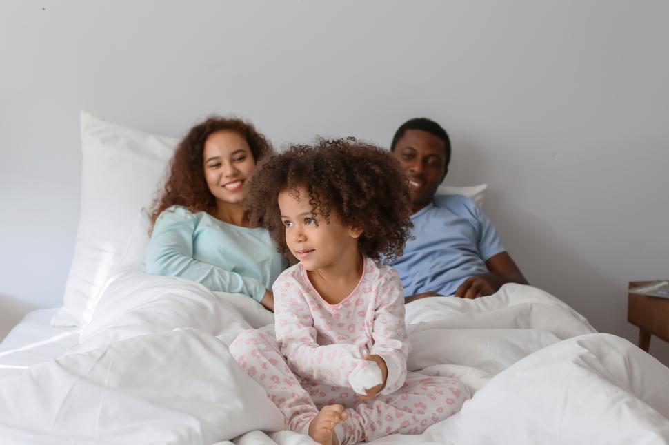 Free Image of Young family with daughter in bed 