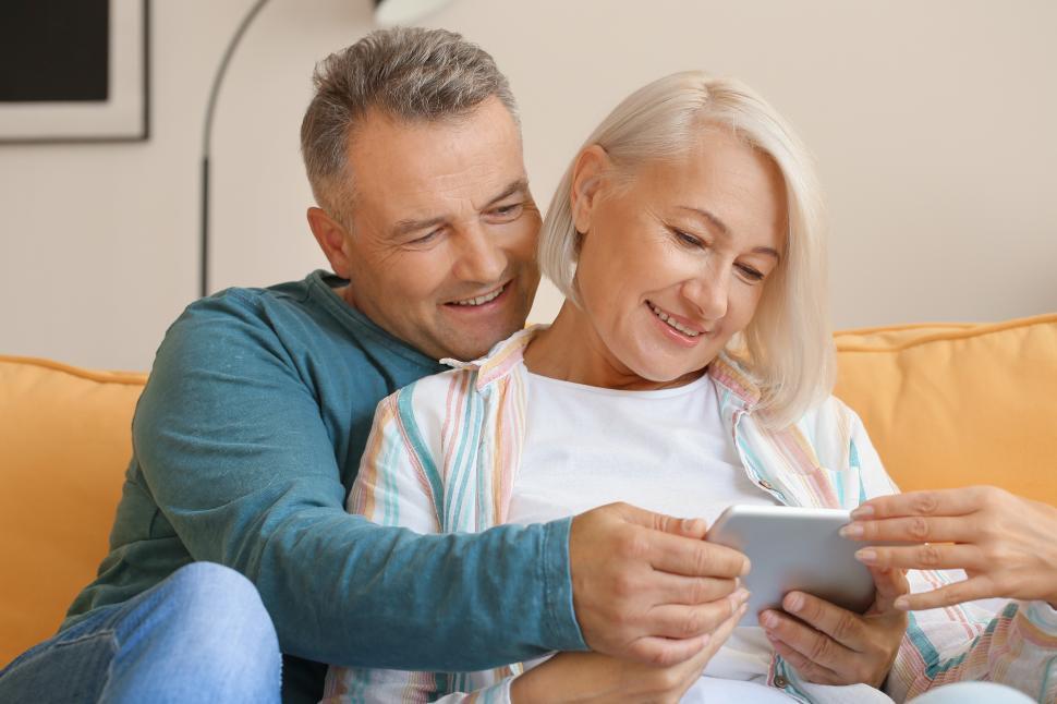 Free Image of Happy Couple with tablet computer 