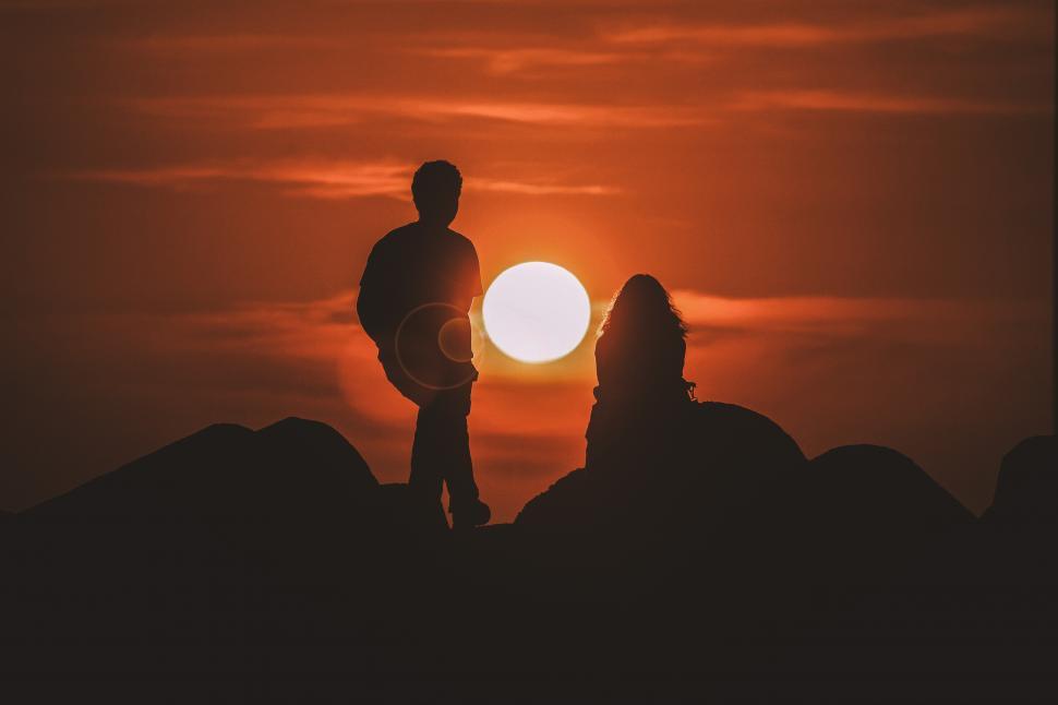 Free Image of Couple and mountain with sunset 