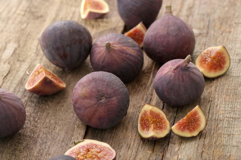 Free Image of Figs whole and sliced 