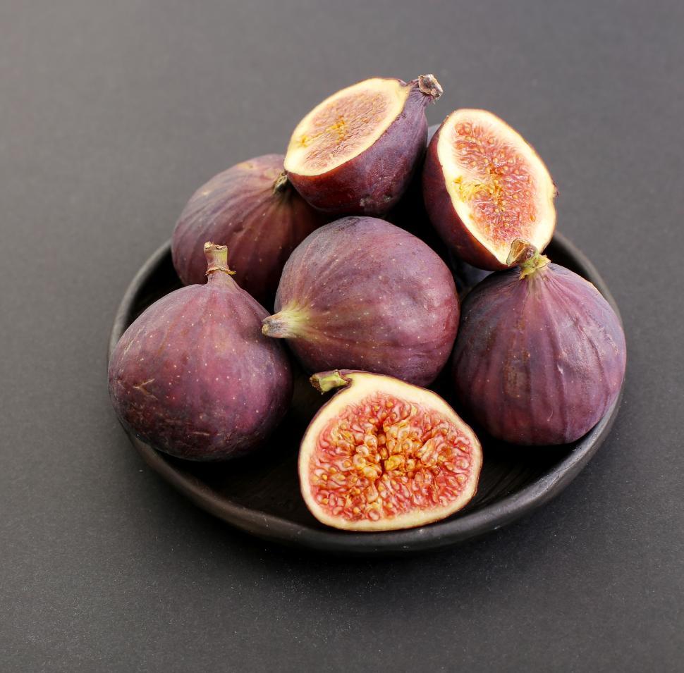Free Image of Fig fruit in a bowl 