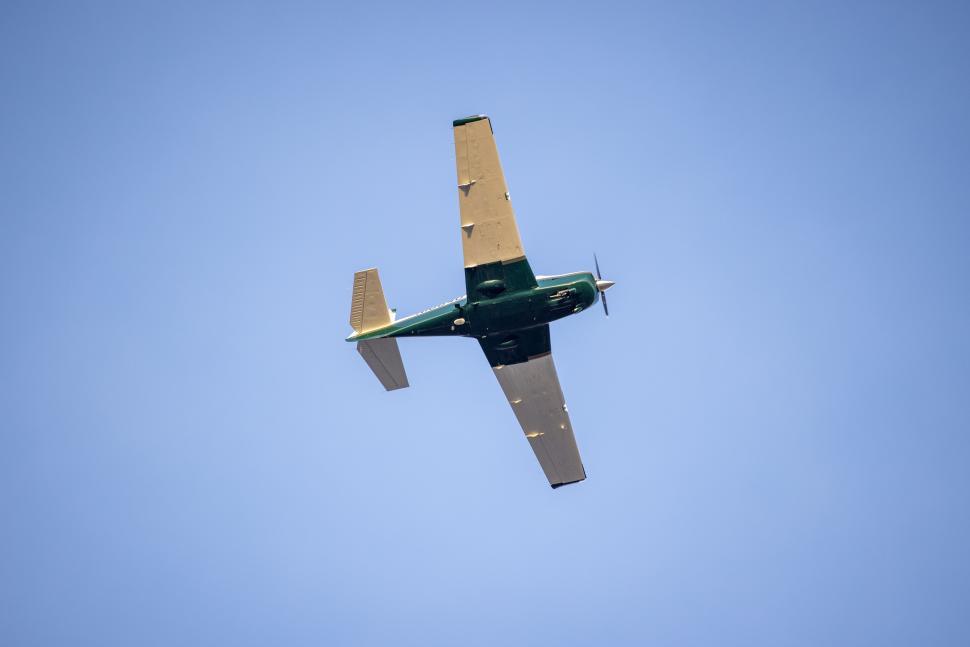 Free Image of Small airplane in flight 