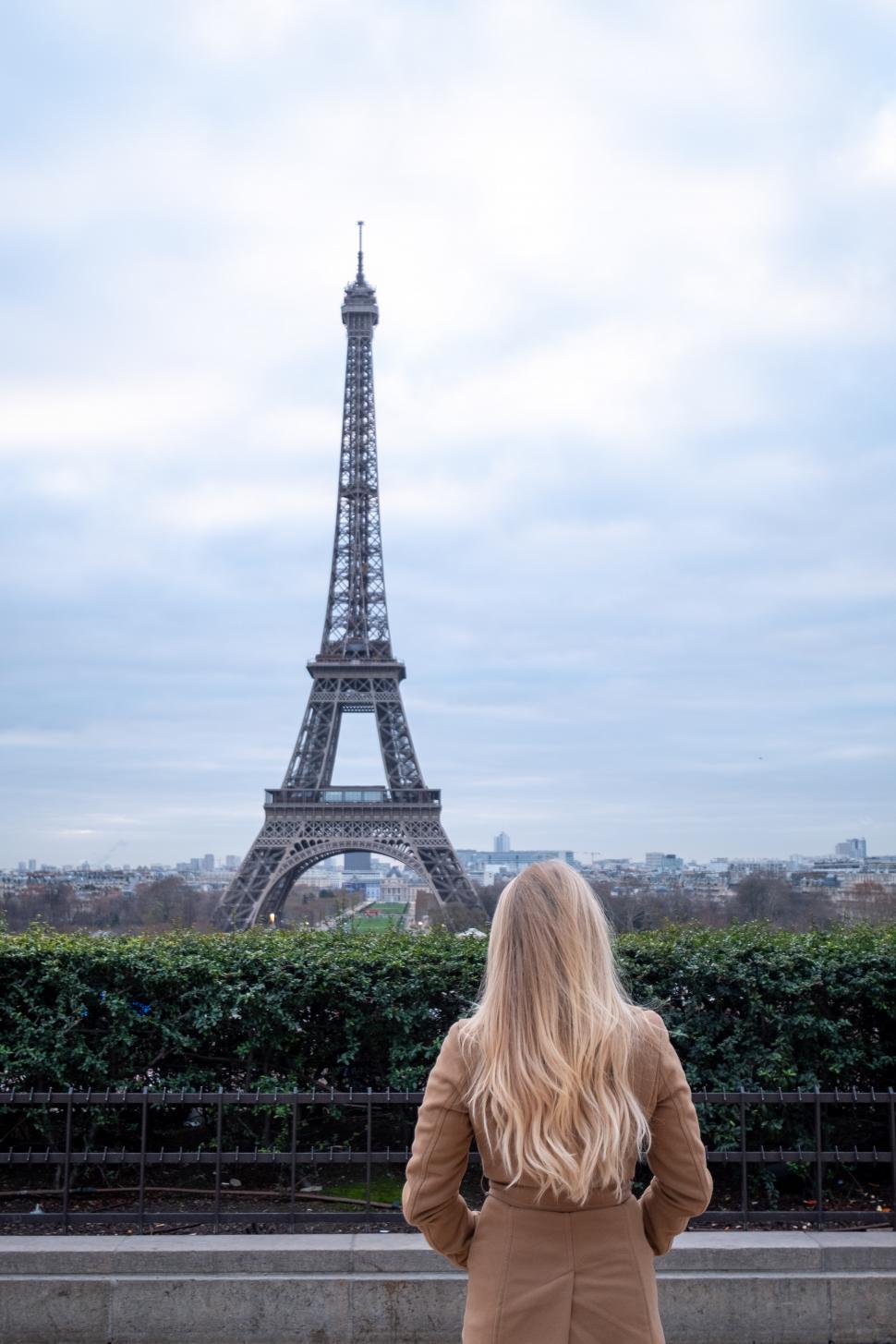 Download Free Stock Photo of Backside view of woman with Eiffel Tower 