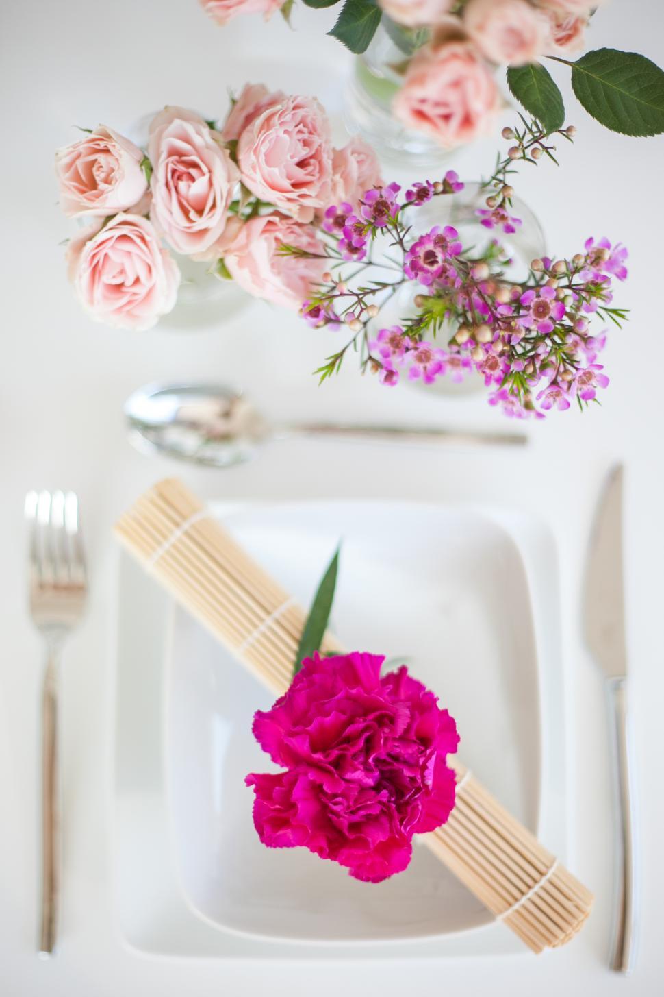 Free Image of Table setting with flowers and cutlery 