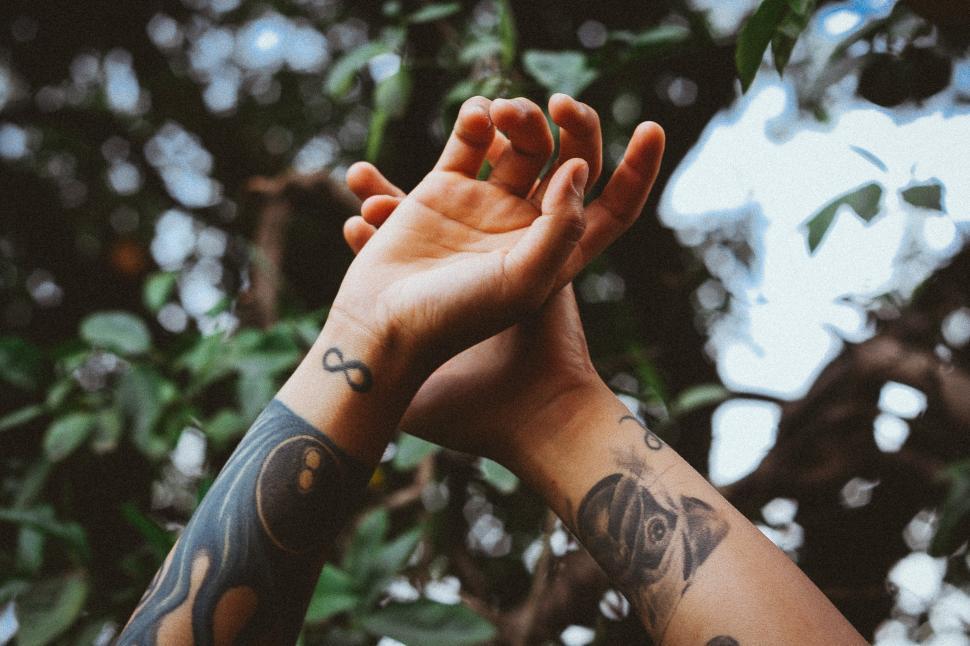 Free Image of Hands with tattoos 