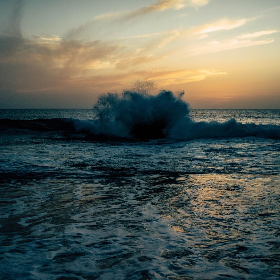 Free Image of Breaking waves and sunset sky 