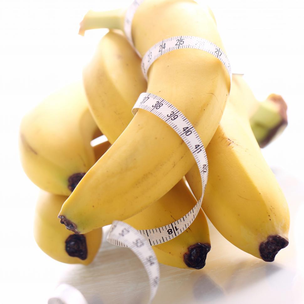 Free Image of Fresh bananas and measure tape 