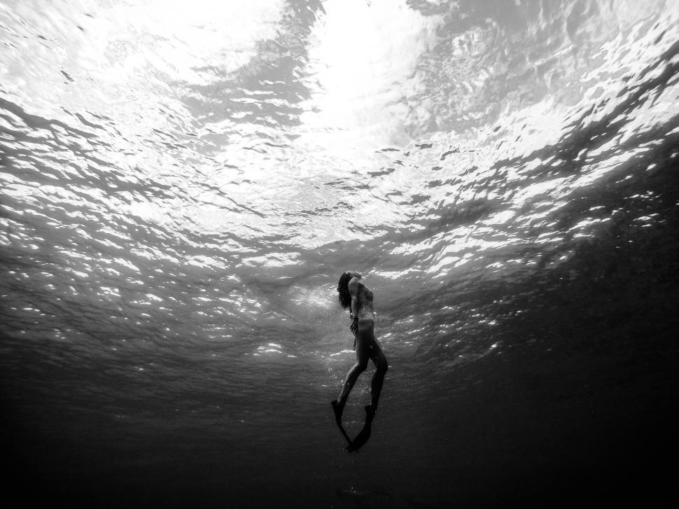 Free Image of Woman swimming in ocean 