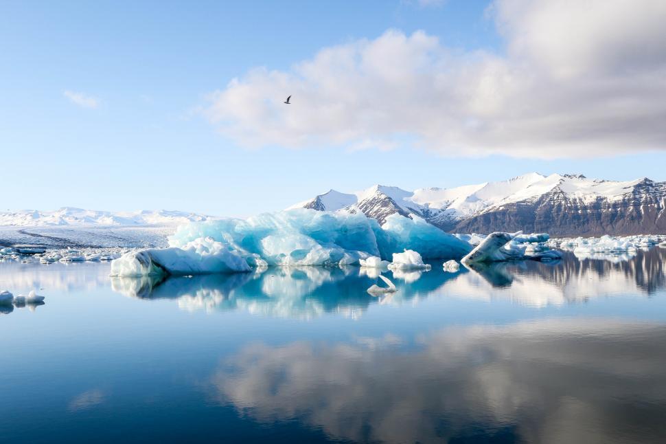Free Image of Icebergs and lake 
