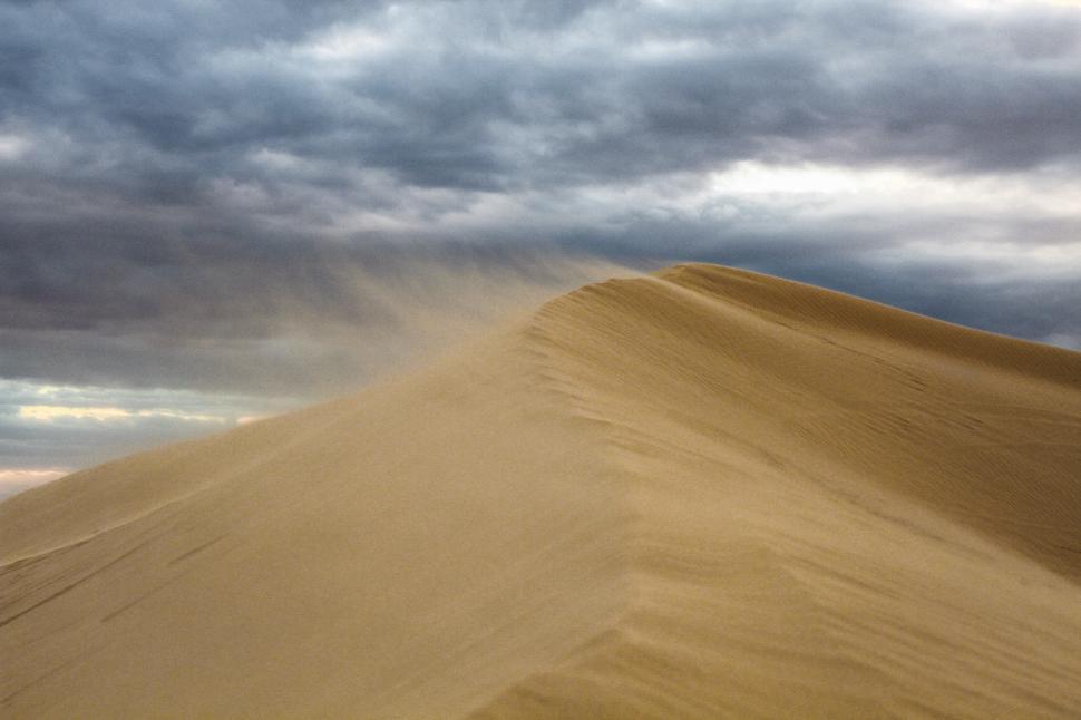 Free Image of Sandstorm and cloudy sky 