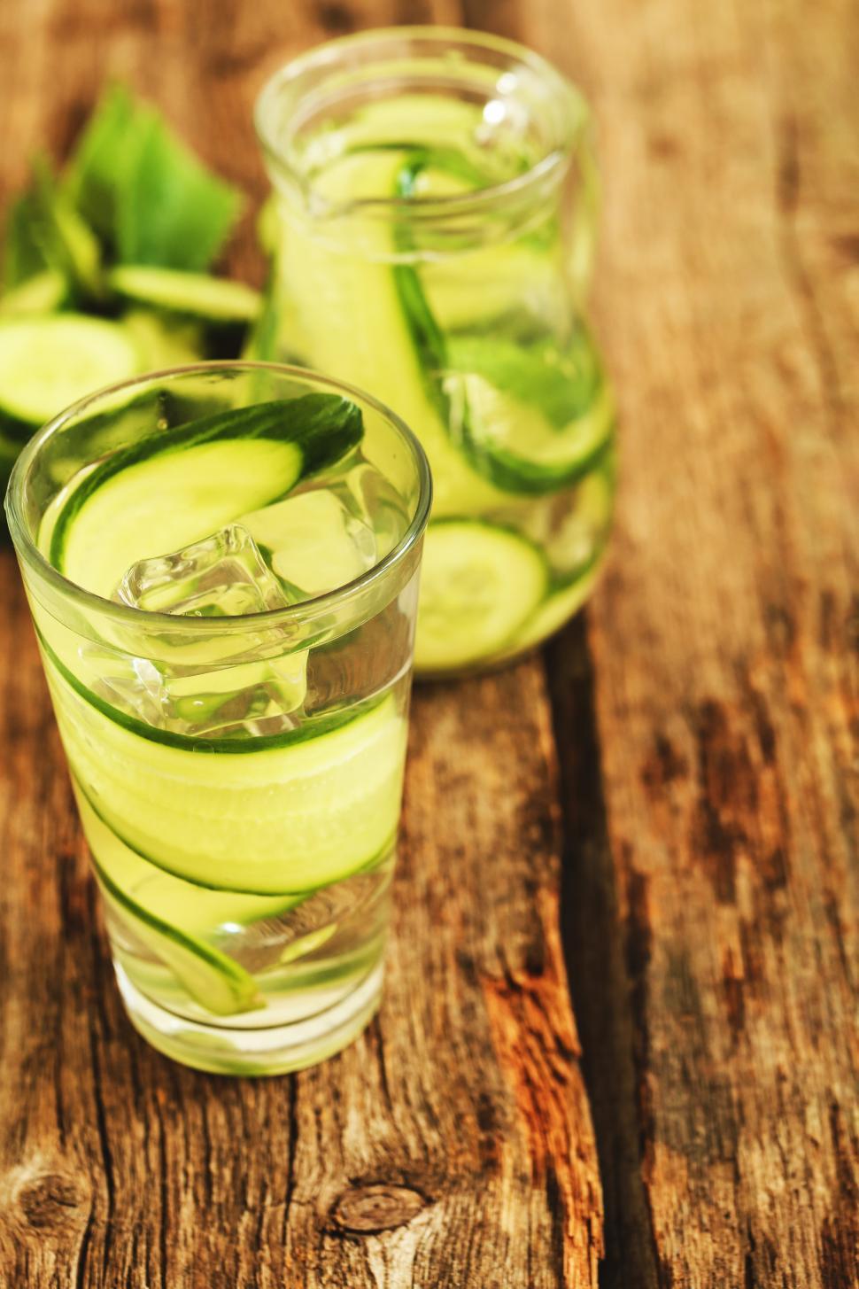 Free Image of Cucumber infused drinks on wooden table 