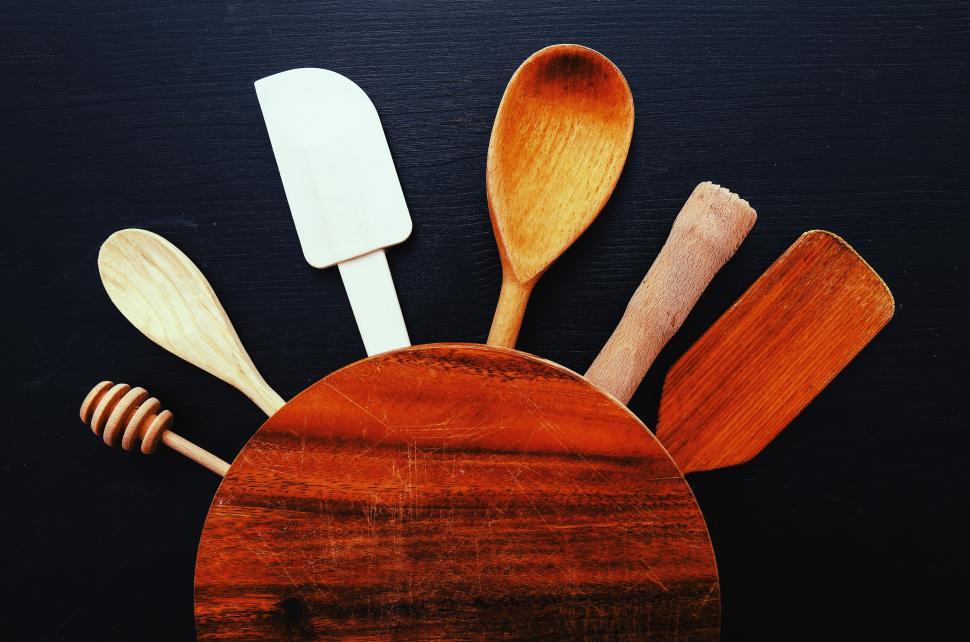 Free Image of Cooking utensils and cutting board 