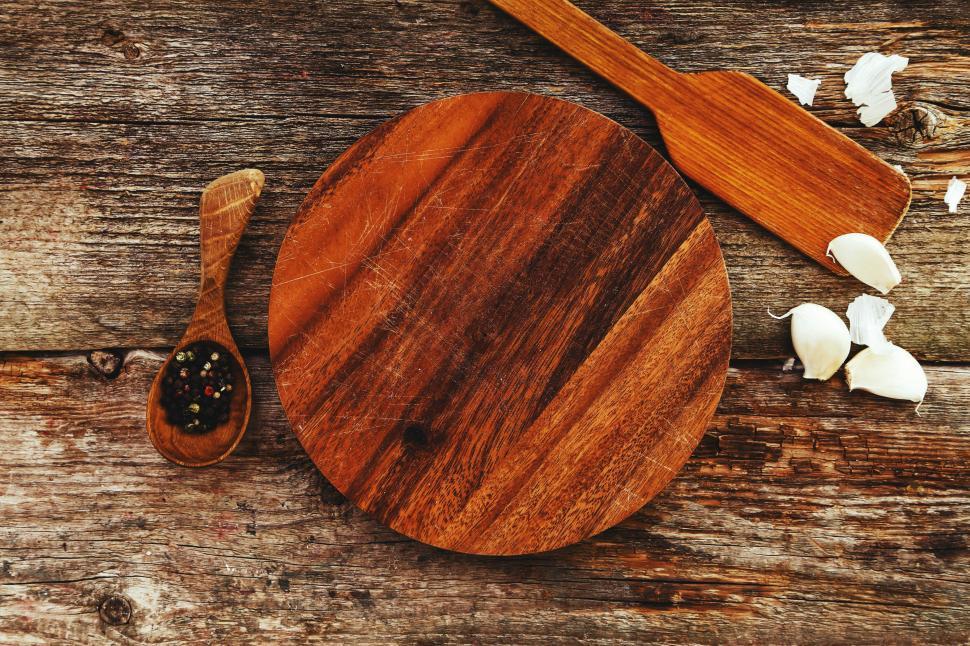 Free Image of Round wooden cutting board 