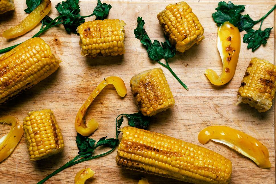 Free Image of Delicious roasted corn with vegetables 