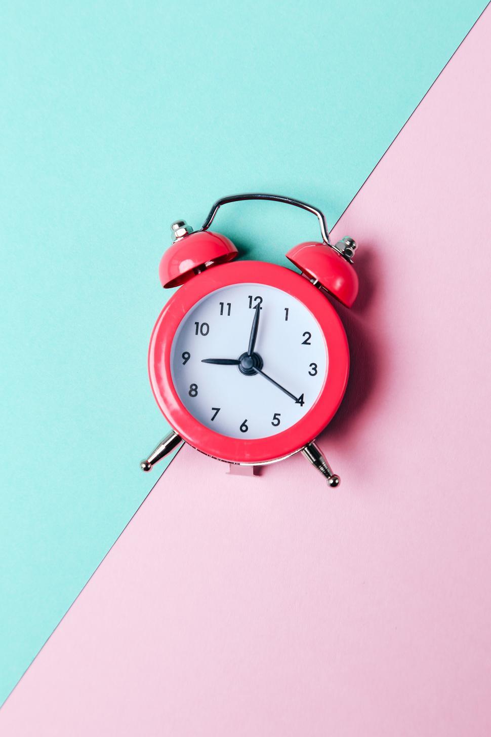 Free Image of Red alarm clock, pastel background 
