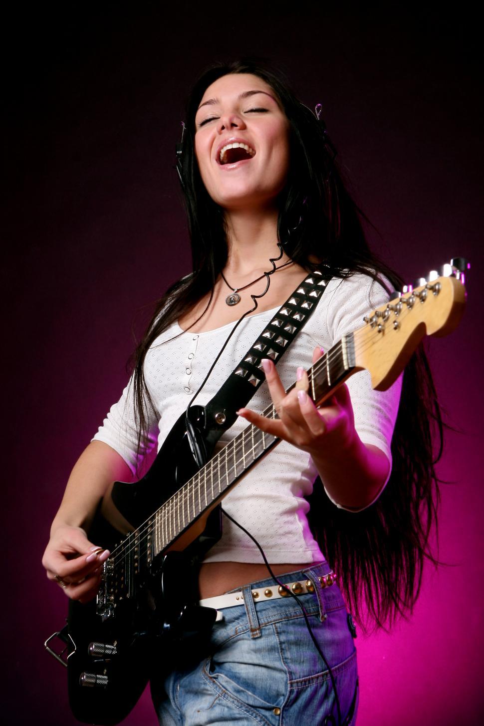 Free Image of Young musician singing 