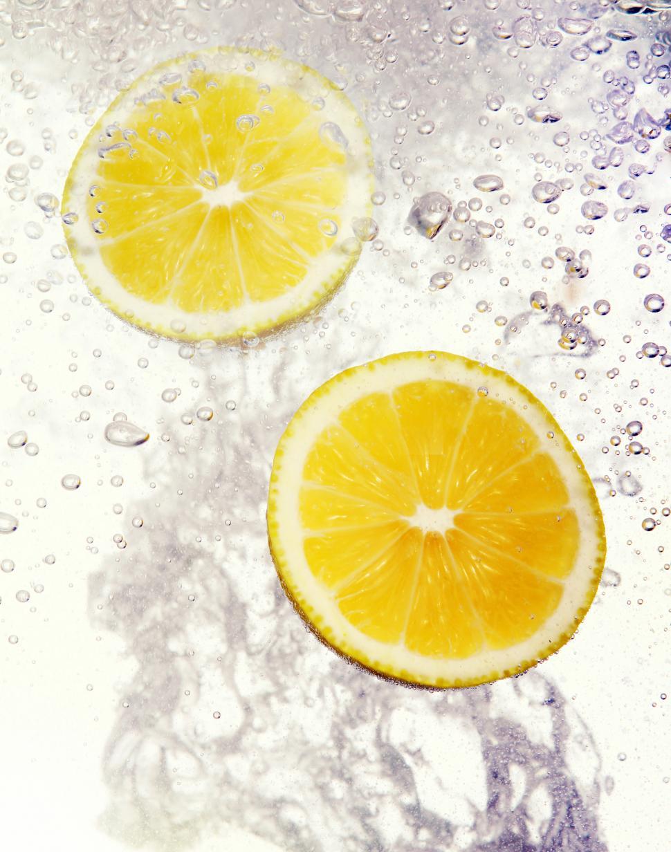 Free Image of Lemons dropped into water 