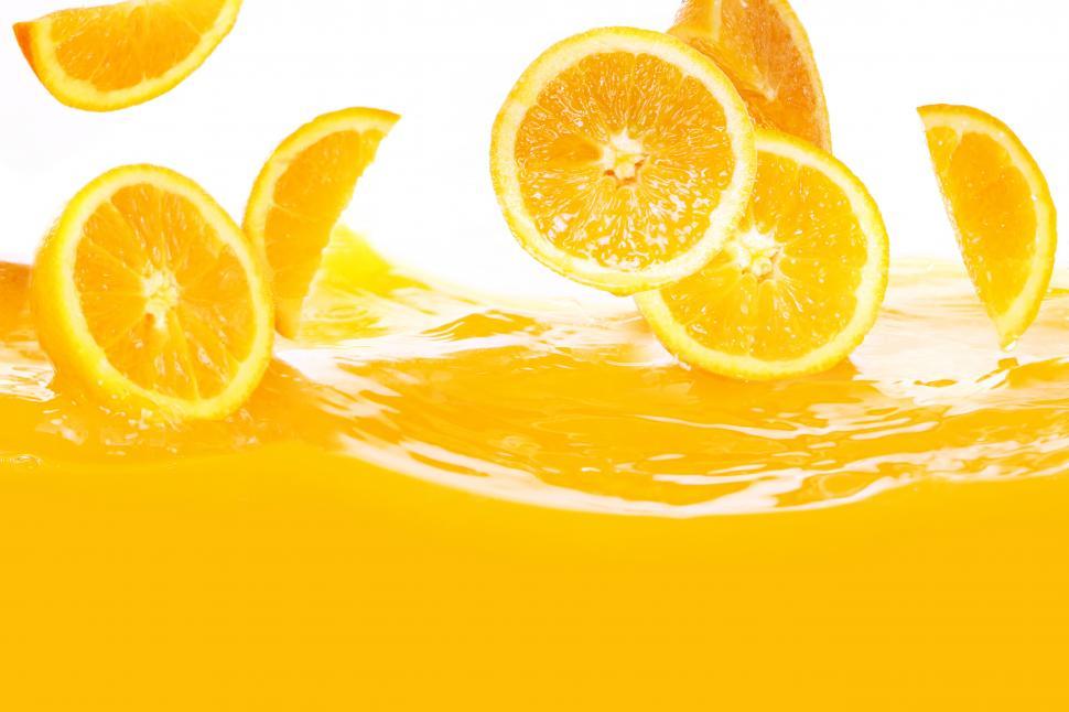 Free Image of Fresh oranges falling in juice 