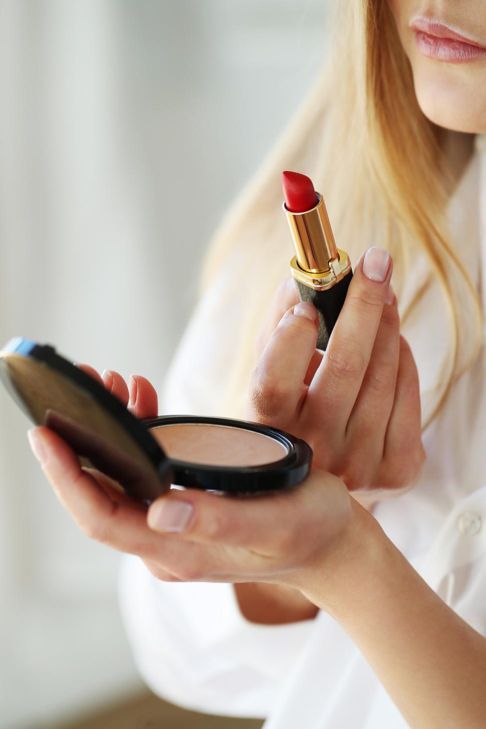 Free Image of Woman applying makeup 