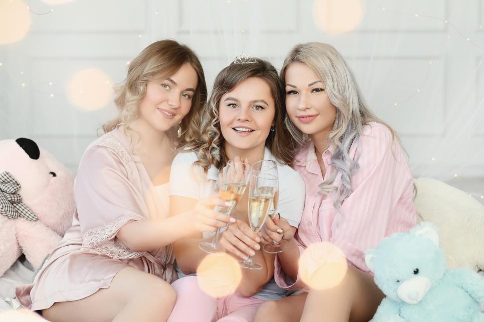 Free Image of Champagne Toast 