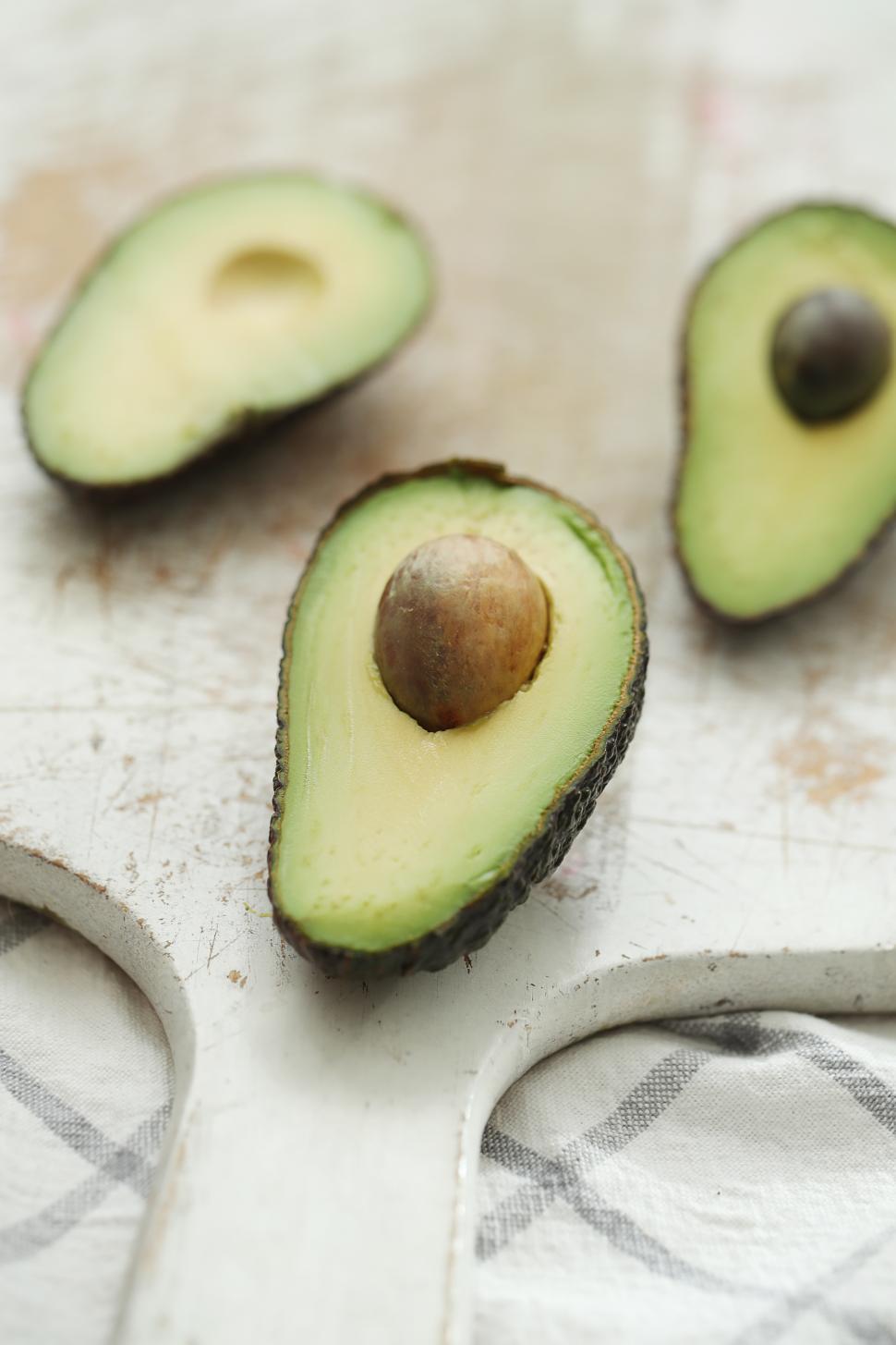 Free Image of Avocados halved 