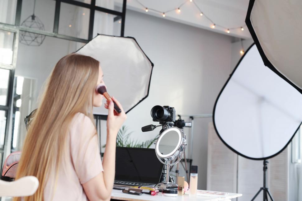 Free Image of Beauty blogger at work 