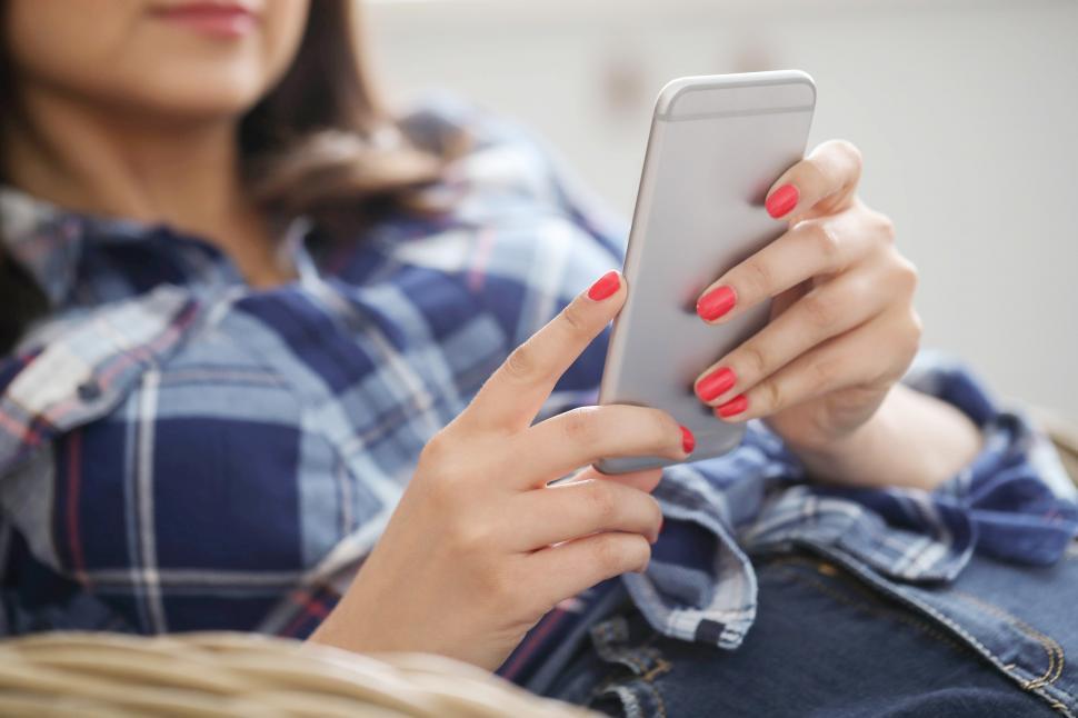 Free Image of Woman using mobile phone 